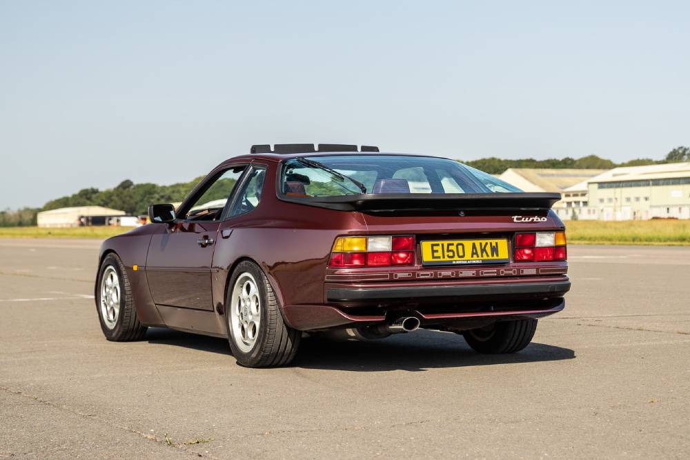 https://cdn.autogreeknews.gr/wp-content/uploads/2026/07/skoda-elroq-vrs-fights-countach-testarossa-and-944-8.jpg