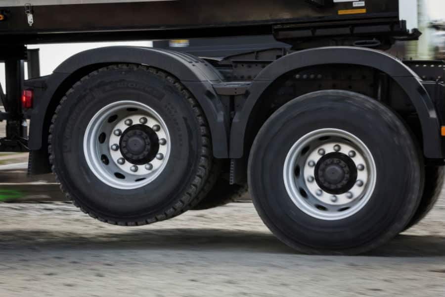 https://cdn.autogreeknews.gr/wp-content/uploads/2026/07/truck-lift-axle-1.jpg