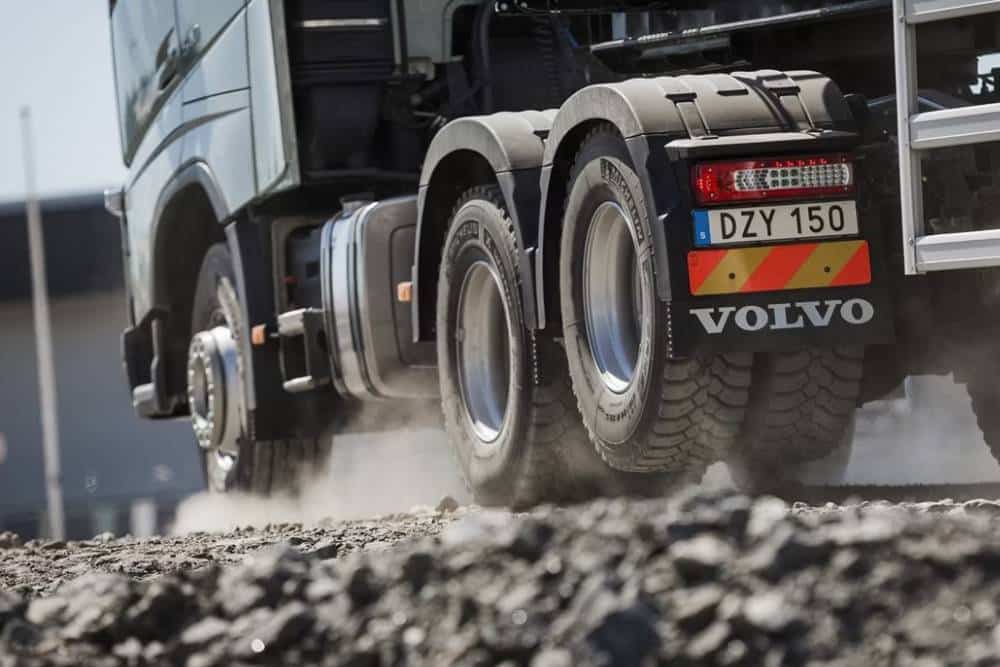 https://cdn.autogreeknews.gr/wp-content/uploads/2026/07/truck-wheels-in-the-air.jpg