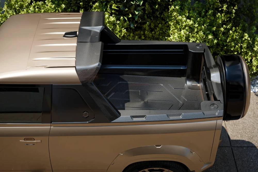 https://cdn.autogreeknews.gr/wp-content/uploads/2026/07/urban-automotive-defender-pickup-02.jpg