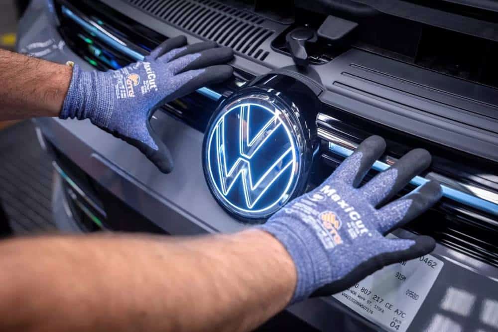 https://cdn.autogreeknews.gr/wp-content/uploads/2026/07/vw-badge-01-1.jpg