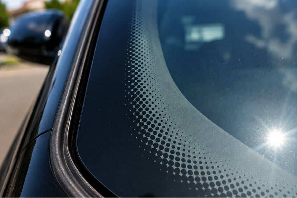https://cdn.autogreeknews.gr/wp-content/uploads/2026/07/windshield-dots-02.jpg