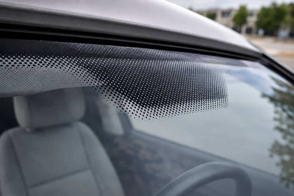 https://cdn.autogreeknews.gr/wp-content/uploads/2026/07/windshield-dots.jpg