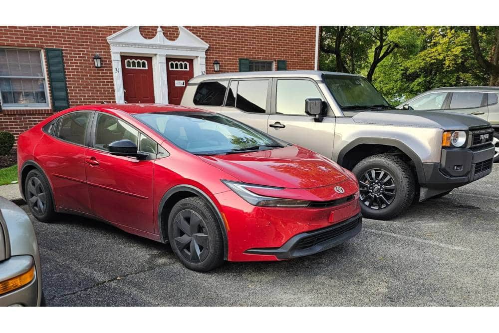 https://cdn.autogreeknews.gr/wp-content/uploads/2026/08/100000-miles-toyota-prius-04.jpg