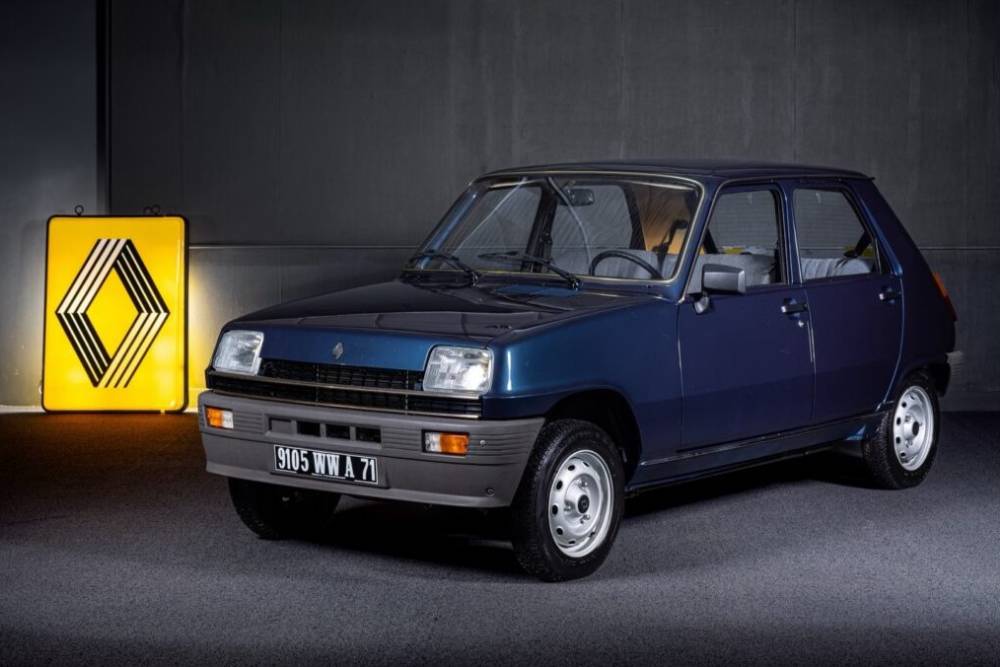 https://cdn.autogreeknews.gr/wp-content/uploads/2026/08/12-km-renault-5-06.jpg