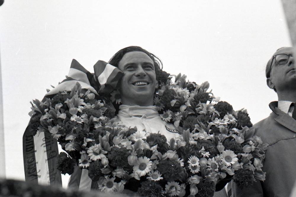 https://cdn.autogreeknews.gr/wp-content/uploads/2026/08/1967_F1_Holland_Jimmy_Clark_celebrates_first_Ford_DFV_victory-1.jpg