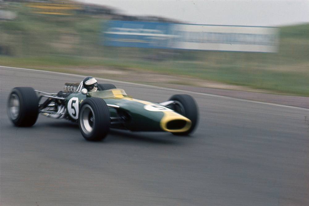 https://cdn.autogreeknews.gr/wp-content/uploads/2026/08/1967_F1_Holland_Jimmy_Clark_racing_to_first_Ford_DFV_victory-1.jpg