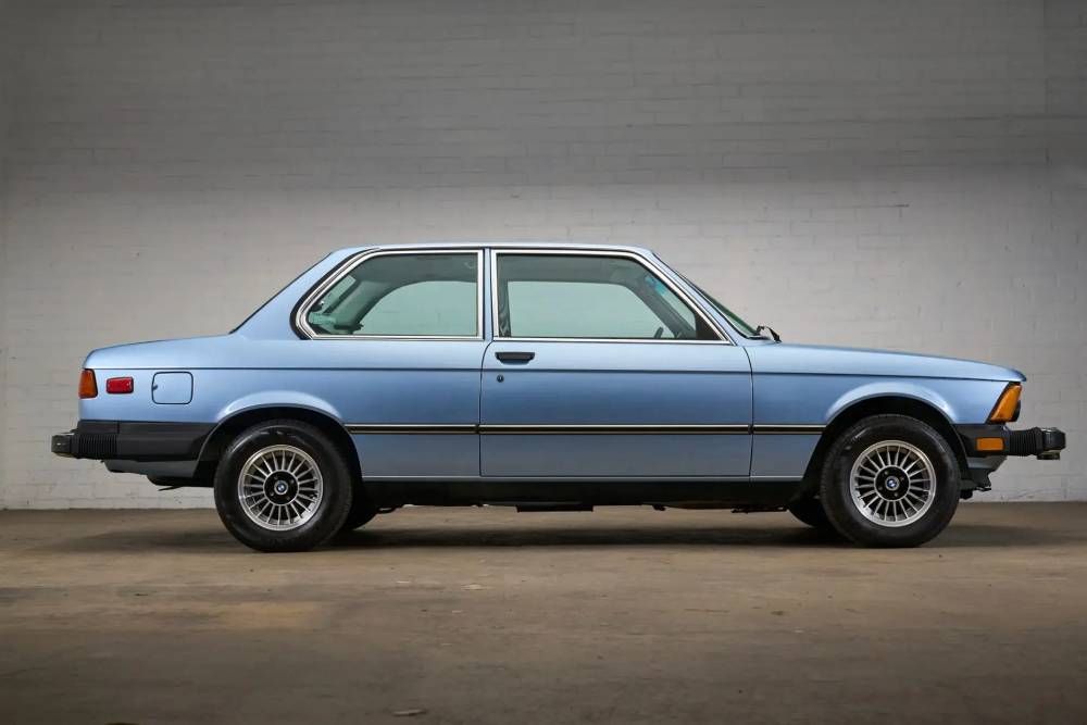 https://cdn.autogreeknews.gr/wp-content/uploads/2026/08/1977-BMW-320i-Auction-11.jpg