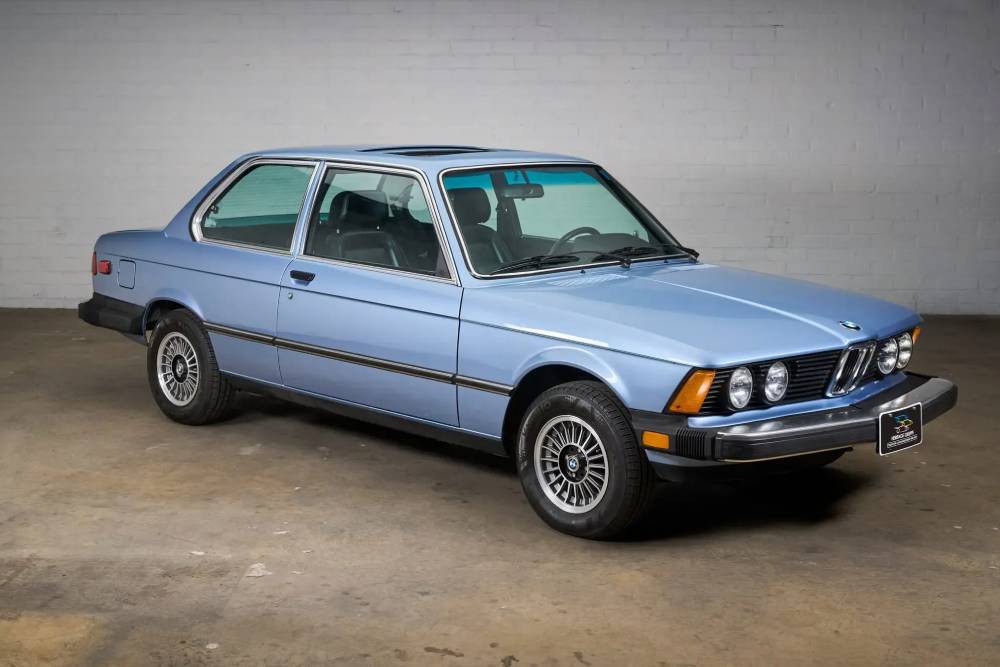 https://cdn.autogreeknews.gr/wp-content/uploads/2026/08/1977-BMW-320i-Auction-12.jpg