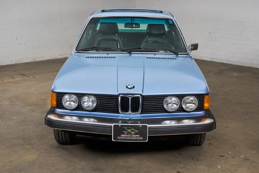 https://cdn.autogreeknews.gr/wp-content/uploads/2026/08/1977-BMW-320i-Auction-14.jpg