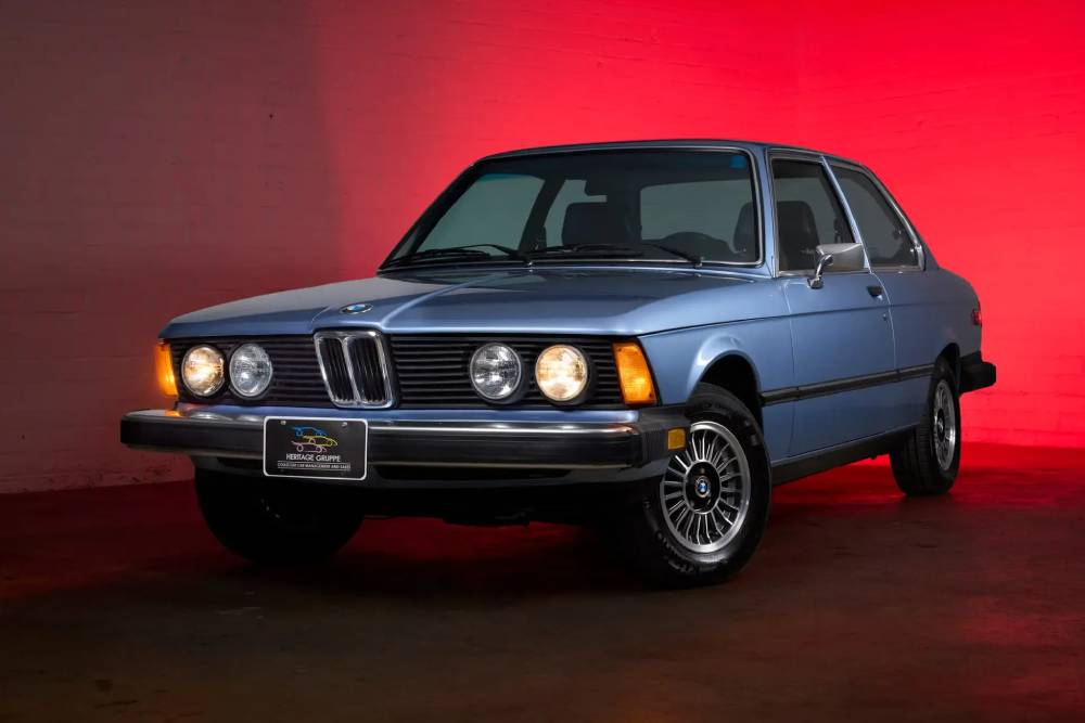 https://cdn.autogreeknews.gr/wp-content/uploads/2026/08/1977-BMW-320i-Auction-15.jpg