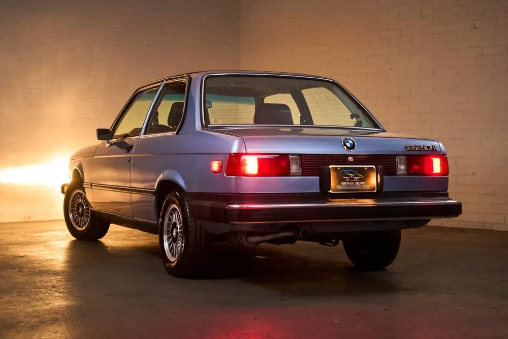 https://cdn.autogreeknews.gr/wp-content/uploads/2026/08/1977-BMW-320i-Auction-16.jpg