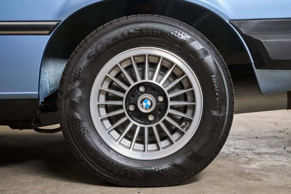 https://cdn.autogreeknews.gr/wp-content/uploads/2026/08/1977-BMW-320i-Auction-21.jpg