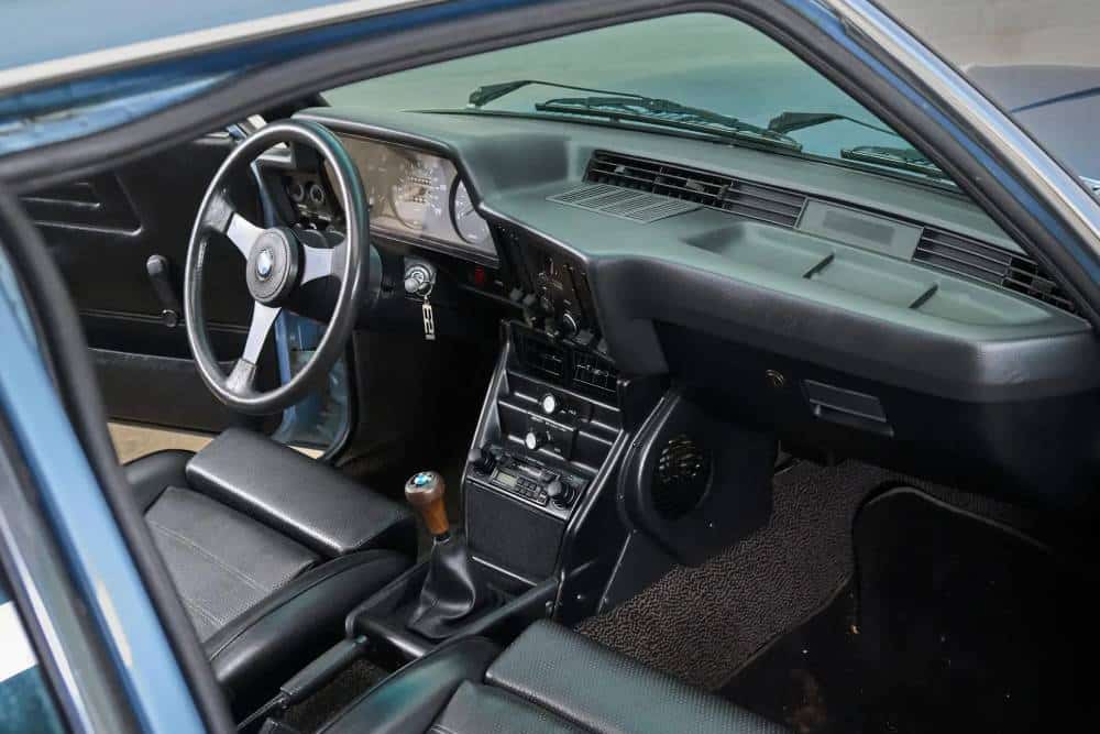 https://cdn.autogreeknews.gr/wp-content/uploads/2026/08/1977-BMW-320i-Auction-25.jpg