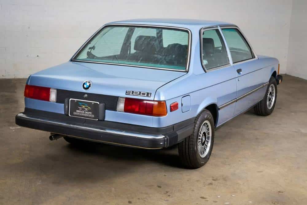https://cdn.autogreeknews.gr/wp-content/uploads/2026/08/1977-BMW-320i-Auction-9.jpg