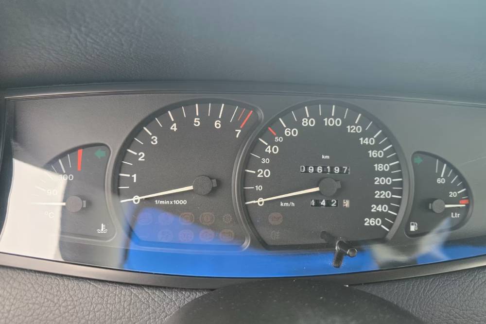 https://cdn.autogreeknews.gr/wp-content/uploads/2026/08/1996-opel-omega-v6-for-sale-2.jpg