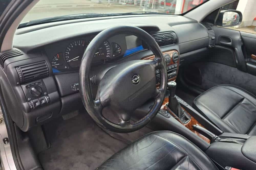 https://cdn.autogreeknews.gr/wp-content/uploads/2026/08/1996-opel-omega-v6-for-sale-7.jpg