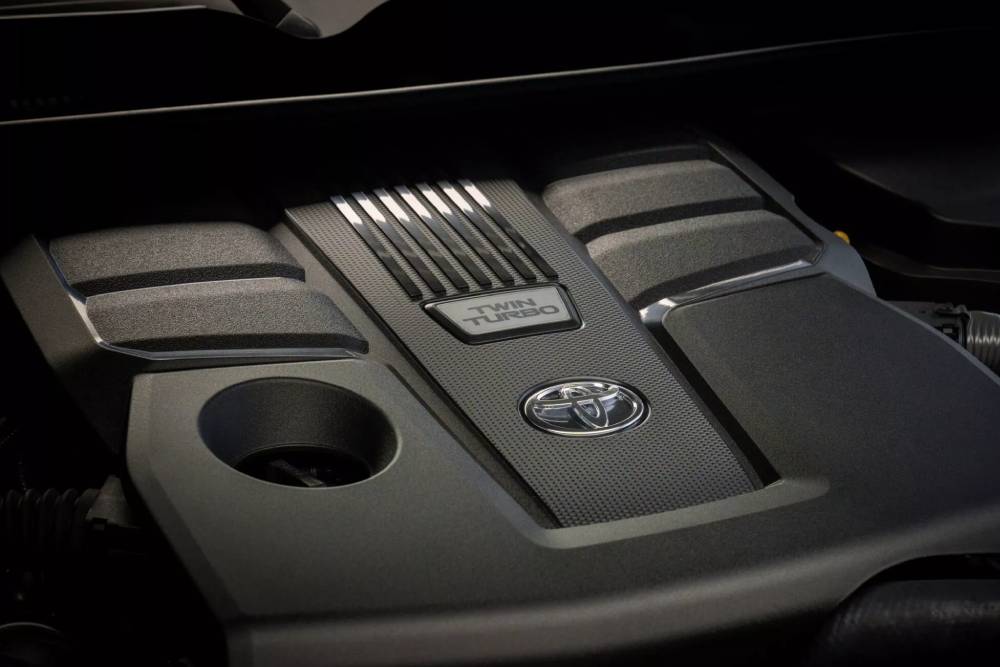 https://cdn.autogreeknews.gr/wp-content/uploads/2026/08/2026-Toyota-Land-Cruiser-300-Hybrid-18-2048x1366-1.jpg