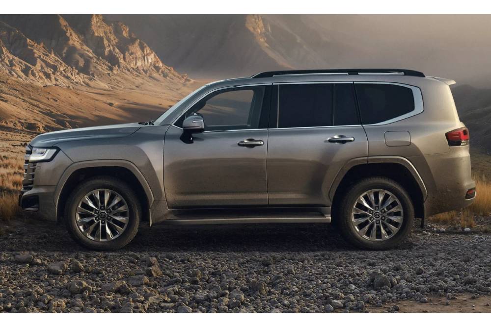 https://cdn.autogreeknews.gr/wp-content/uploads/2026/08/2026-Toyota-Land-Cruiser-300-Hybrid-3-copy-2048x11-1.jpg