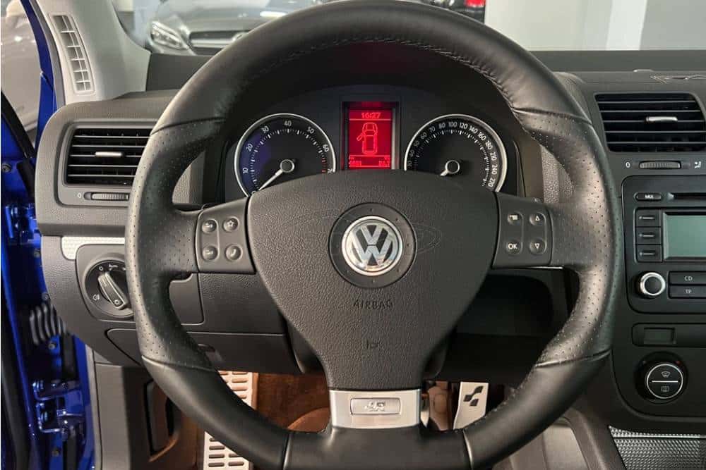 https://cdn.autogreeknews.gr/wp-content/uploads/2026/08/4600-km-vw-golf-r32-for-sale-5.jpg