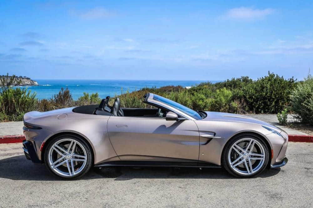 https://cdn.autogreeknews.gr/wp-content/uploads/2026/08/Aston-Martin-Heritage-Collection-3-2048x1366-1.jpg