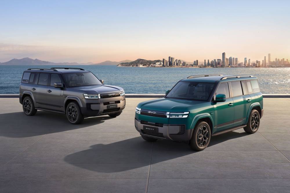 https://cdn.autogreeknews.gr/wp-content/uploads/2026/08/BYD-Ti7-two-car-static-1.jpg