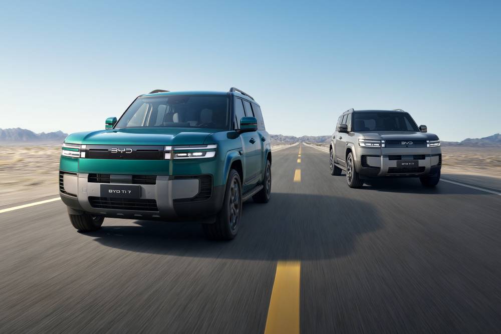 https://cdn.autogreeknews.gr/wp-content/uploads/2026/08/BYD-Ti7-two-car-tracking-1.jpg
