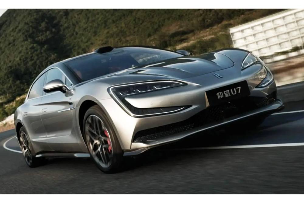 https://cdn.autogreeknews.gr/wp-content/uploads/2026/08/BYD-Yangwang-U7-Test-1aa-2048x1152-1.jpg