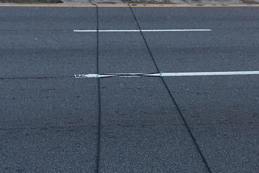 https://cdn.autogreeknews.gr/wp-content/uploads/2026/08/Black-cables-on-asphalt.jpg