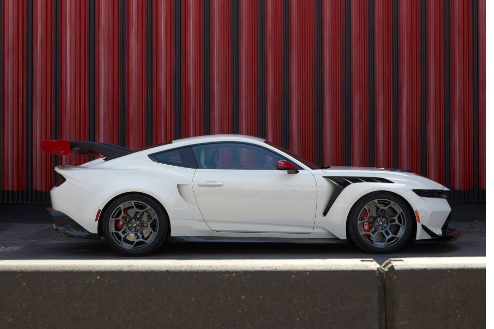 https://cdn.autogreeknews.gr/wp-content/uploads/2026/08/Carlos_Sainz_Snr_Mustang_GTD_05_270-1.jpg