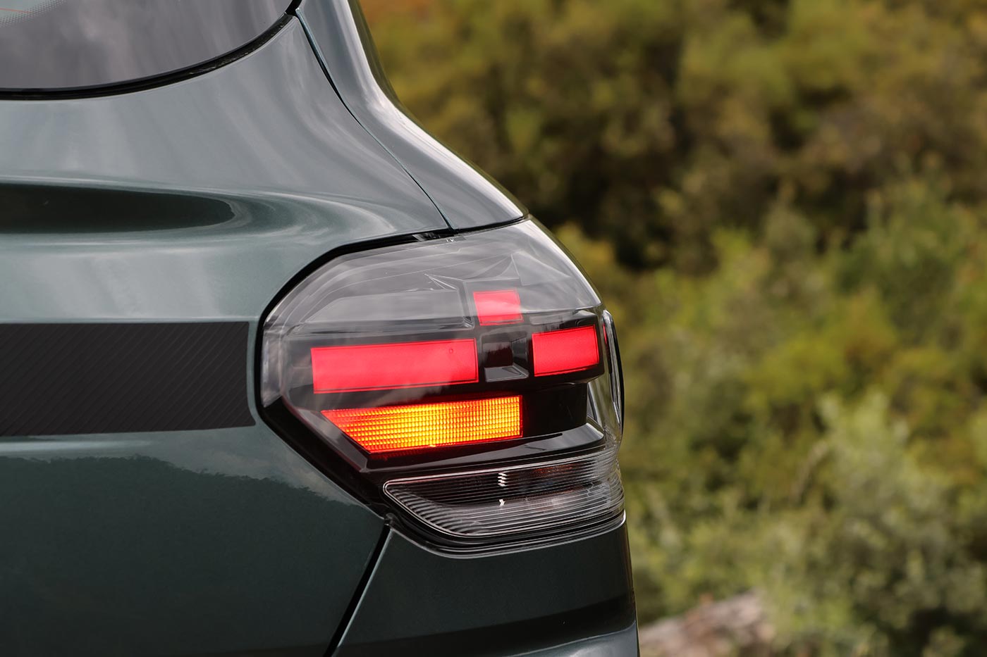 https://cdn.autogreeknews.gr/wp-content/uploads/2026/08/Dacia-Sandero-Stepway-rear-light.jpg