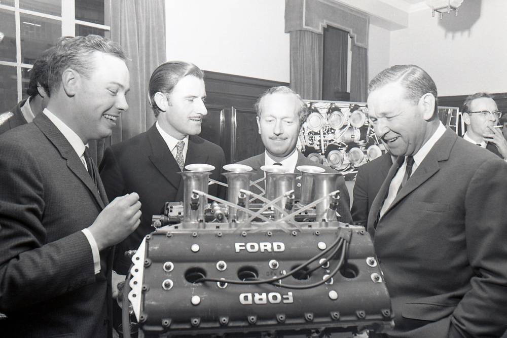 https://cdn.autogreeknews.gr/wp-content/uploads/2026/08/Ford_DFV_Engine_Press_Event-1.jpg