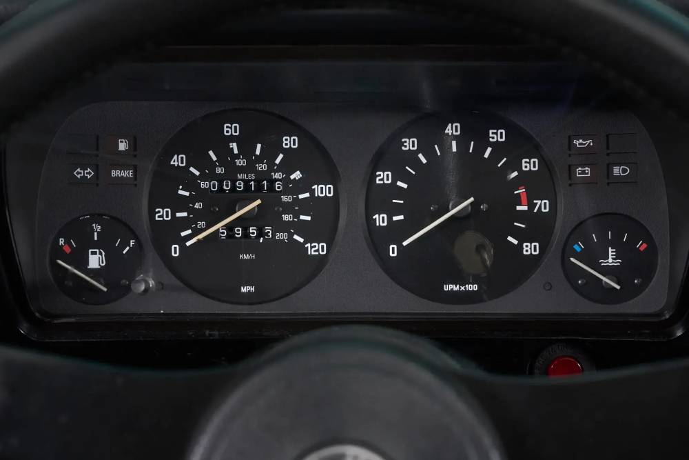 https://cdn.autogreeknews.gr/wp-content/uploads/2026/08/HeritageGruppe_BMWE21-320i_112-scaled-72907.jpg