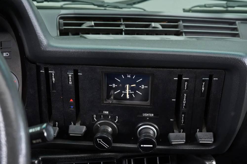 https://cdn.autogreeknews.gr/wp-content/uploads/2026/08/HeritageGruppe_BMWE21-320i_115-scaled-72672.jpg