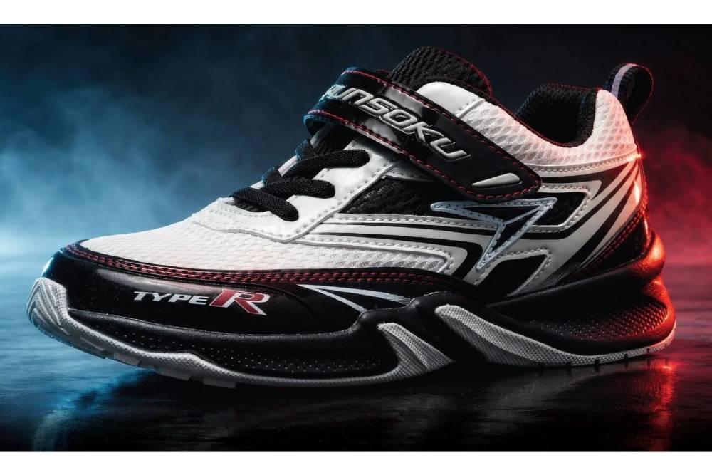 https://cdn.autogreeknews.gr/wp-content/uploads/2026/08/Honda-Civic-Type-R-Kids-Sneakers-by-Achilles-1-cop.jpg
