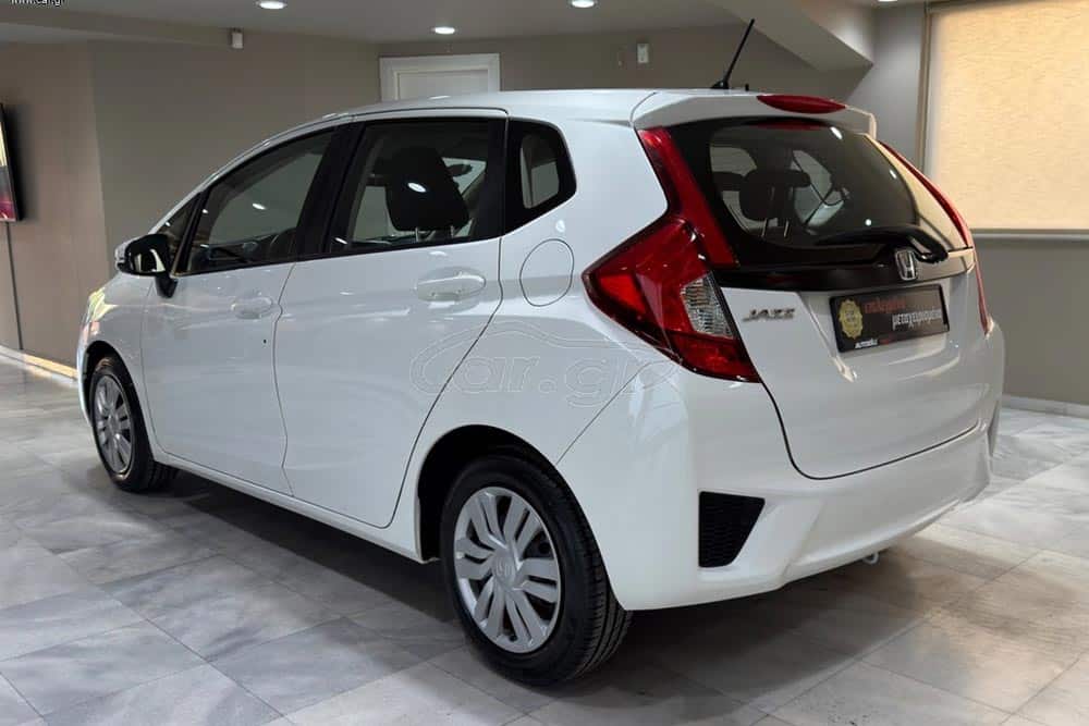 https://cdn.autogreeknews.gr/wp-content/uploads/2026/08/Honda-Jazz-2026-used-1.jpg