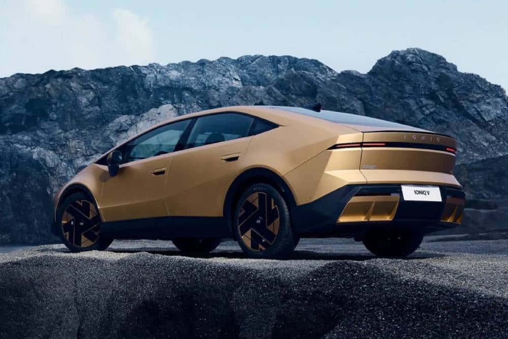 https://cdn.autogreeknews.gr/wp-content/uploads/2026/08/Hyundai-Ioniq-V-00004-2048x1106-1.jpg