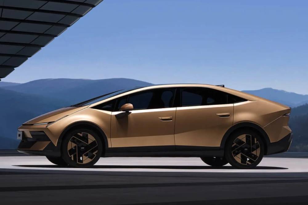 https://cdn.autogreeknews.gr/wp-content/uploads/2026/08/Hyundai-Ioniq-V-00015-2048x1159-1.jpg