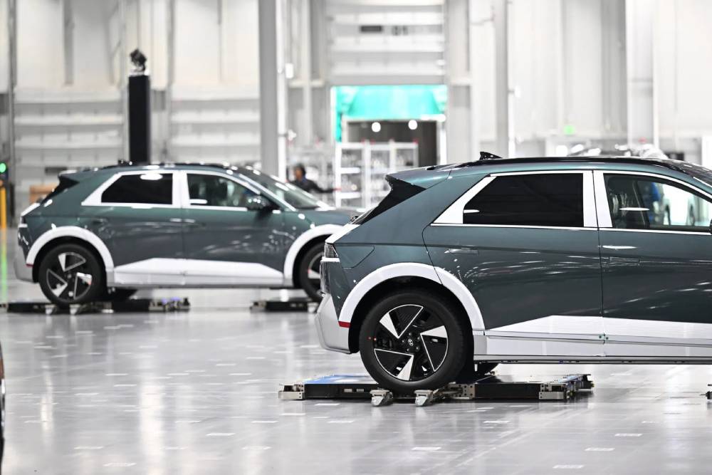 https://cdn.autogreeknews.gr/wp-content/uploads/2026/08/Hyundai-Parking-Robots-811-1-2048x1242-1.jpg