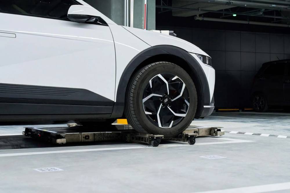 https://cdn.autogreeknews.gr/wp-content/uploads/2026/08/Hyundai-Parking-Robots-811-3-2048x1366-1.jpg