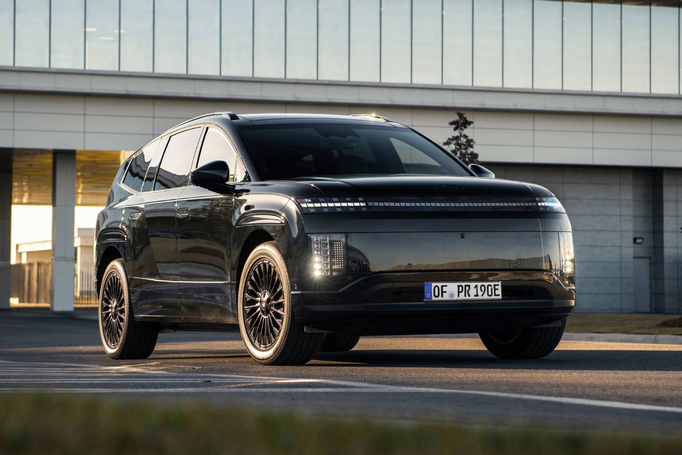 https://cdn.autogreeknews.gr/wp-content/uploads/2026/08/Ioniq9_Calligraphy_Black_Ink_01b-1.jpg