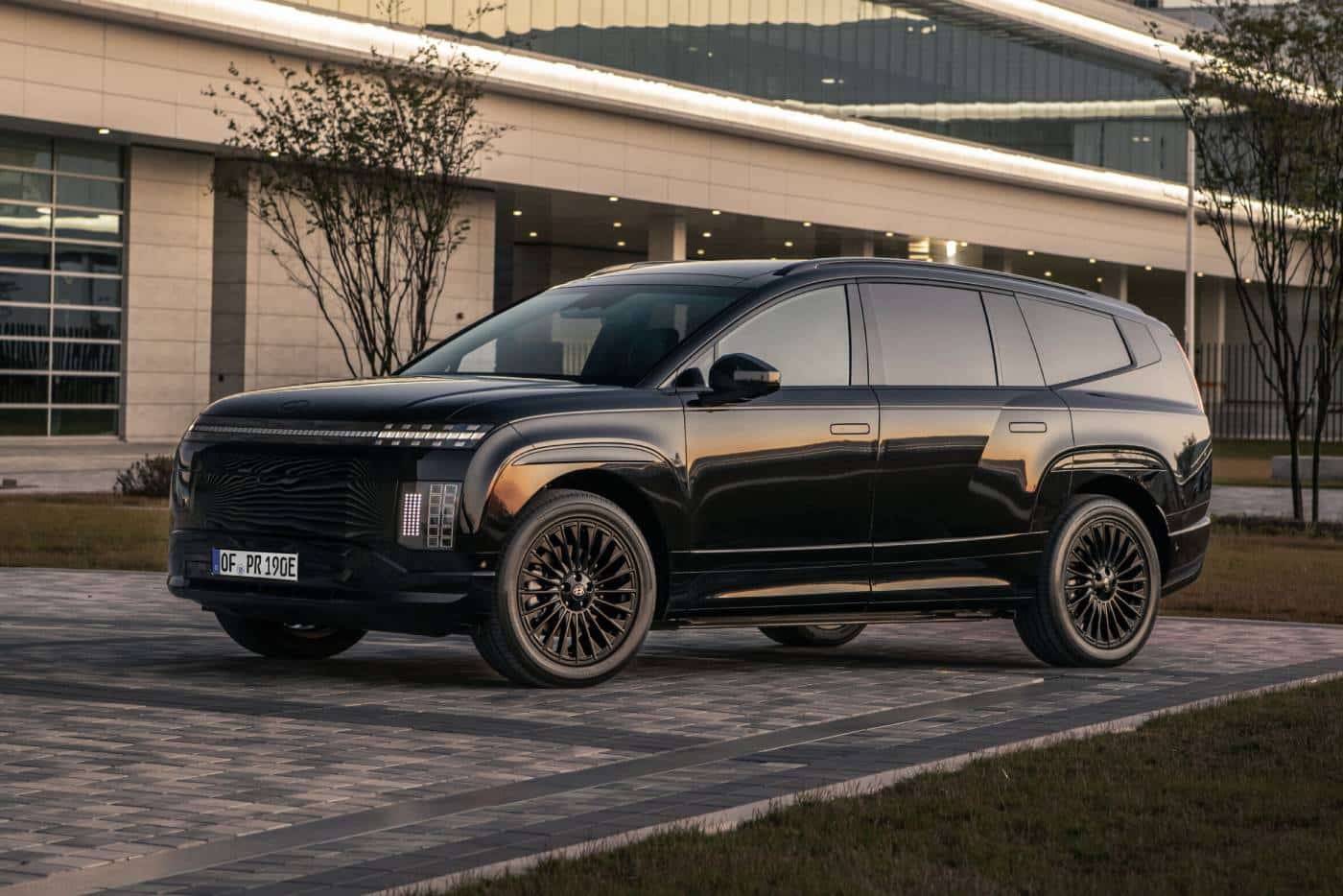 https://cdn.autogreeknews.gr/wp-content/uploads/2026/08/Ioniq9_Calligraphy_Black_Ink_02c-1.jpg