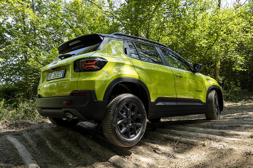 https://cdn.autogreeknews.gr/wp-content/uploads/2026/08/Jeep-Avenger-2026-11.jpg