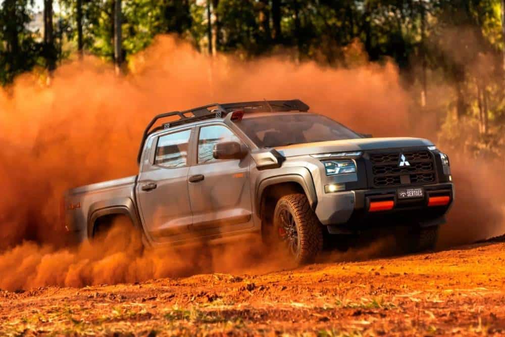 https://cdn.autogreeknews.gr/wp-content/uploads/2026/08/Mitsubishi-Triton-Savana-Sertoes-Brazil-5-2048x136-1.jpg