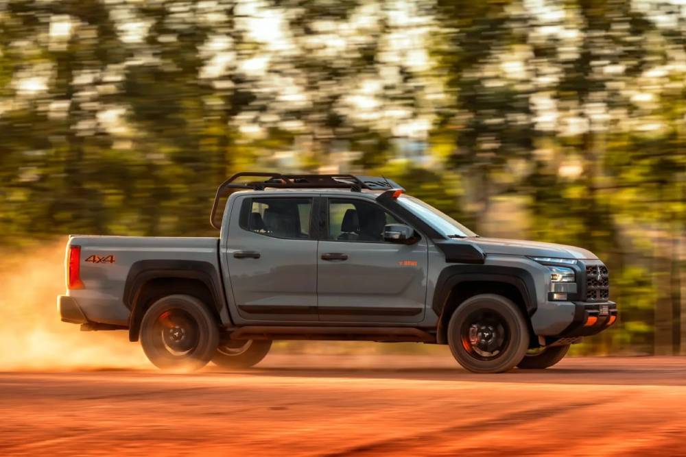 https://cdn.autogreeknews.gr/wp-content/uploads/2026/08/Mitsubishi-Triton-Savana-Sertoes-Brazil-6-2048x136-1.jpg