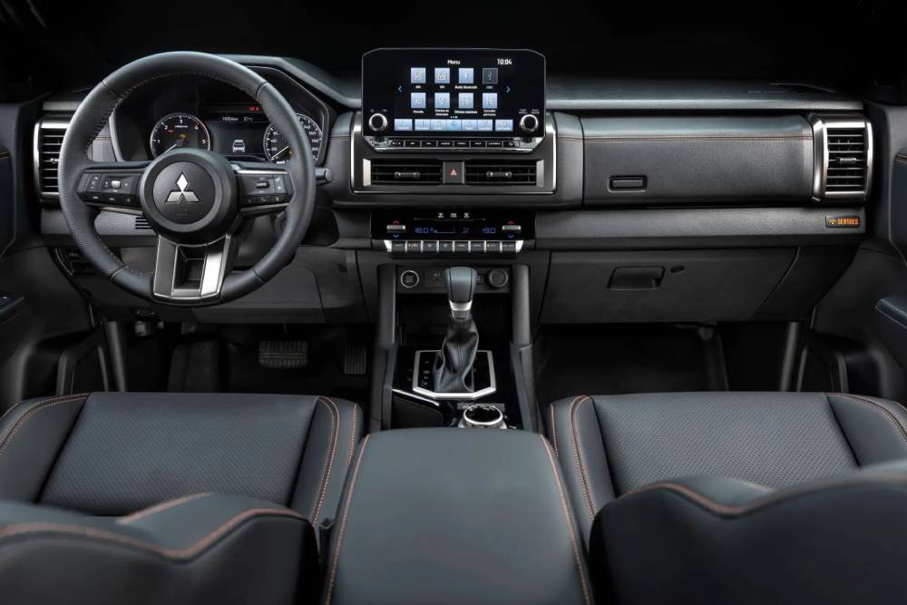 https://cdn.autogreeknews.gr/wp-content/uploads/2026/08/Mitsubishi-Triton-Savana-Sertoes-Brazil-9-2048x136-1.jpg