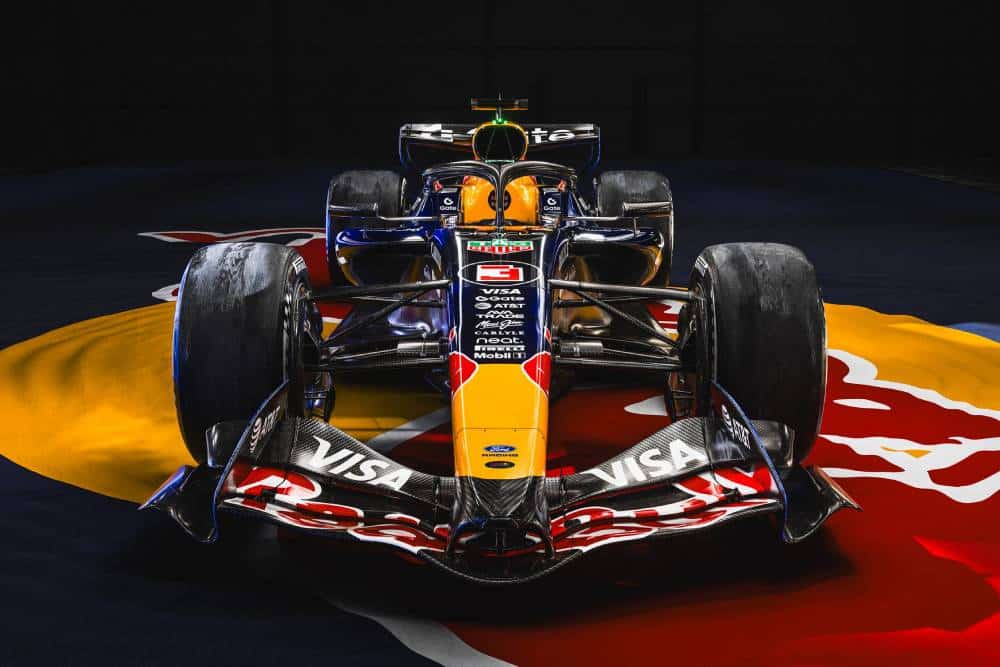 https://cdn.autogreeknews.gr/wp-content/uploads/2026/08/Oracle_Red_Bull_Racing_Red-Bull-Ford-Powertrains_03-1.jpg