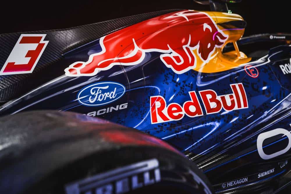 https://cdn.autogreeknews.gr/wp-content/uploads/2026/08/Oracle_Red_Bull_Racing_Red-Bull-Ford-Powertrains_05-1.jpg