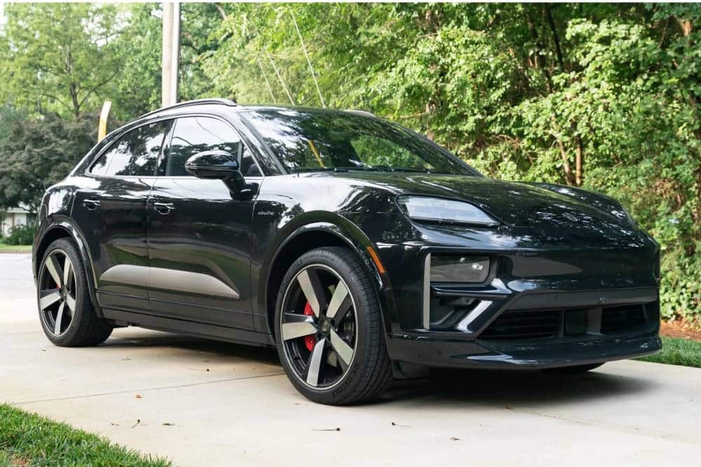 https://cdn.autogreeknews.gr/wp-content/uploads/2026/08/Porsche-Macan-Turbo-Electric-Auction-10.jpg