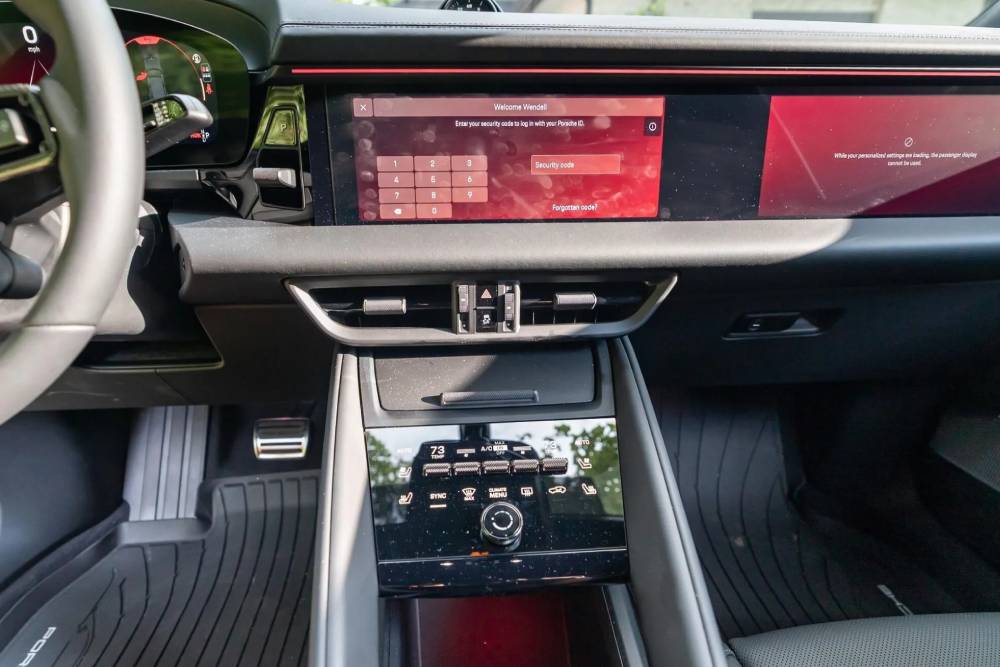 https://cdn.autogreeknews.gr/wp-content/uploads/2026/08/Porsche-Macan-Turbo-Electric-Auction-2.jpg
